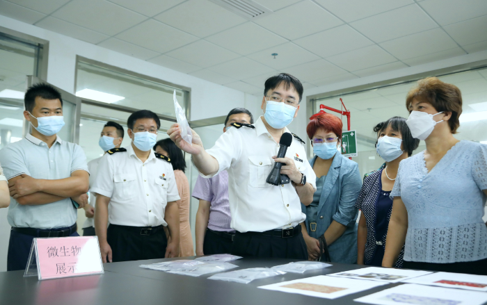 圖為微生物展示區(qū)，南寧海關(guān)技術(shù)中心工作人員向公眾代表普及相關(guān)知識。