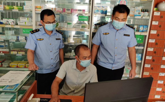 圖為該局執(zhí)法人員在一家藥店檢查“四類藥品”銷(xiāo)售登記。