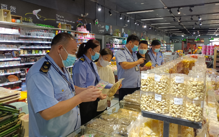 圖為該局執(zhí)法人員在一家商場檢查節(jié)日熱銷食品。