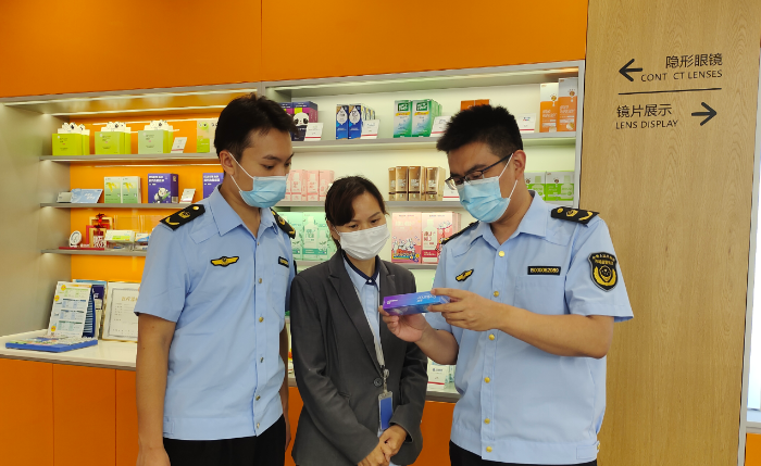 圖為山東省藥監(jiān)局執(zhí)法人員在一家隱形眼鏡經(jīng)營企業(yè)開展監(jiān)督檢查。