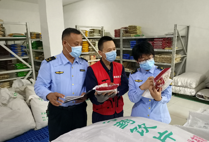 圖為第三分局檢查人員在一家中藥飲片經(jīng)營企業(yè)檢查中藥飲片標(biāo)簽。