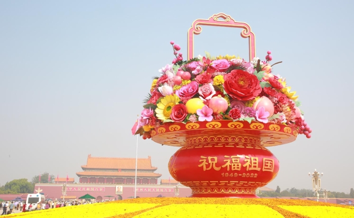圖為“祝福祖國”巨型花果籃。