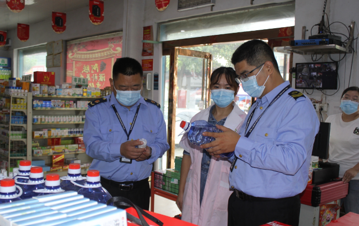 圖為10月3日，該局執(zhí)法人員在一家藥店檢查醫(yī)用酒精質(zhì)量。