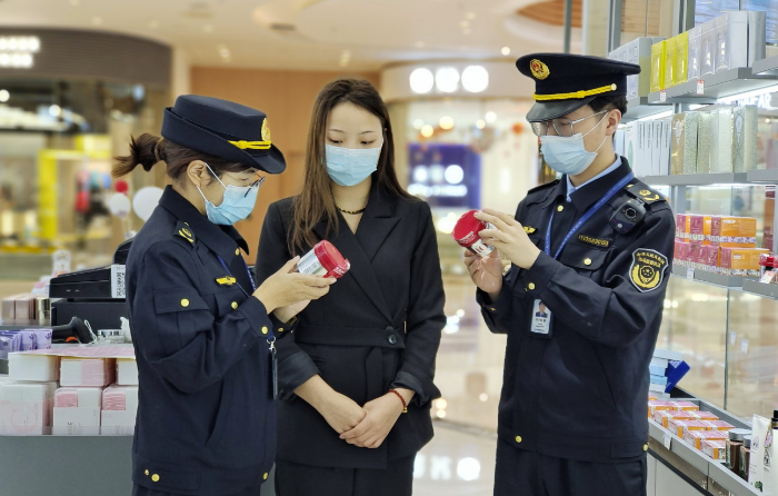 圖為該局執(zhí)法人員在一家化妝品專賣店檢查商品限制使用日期。