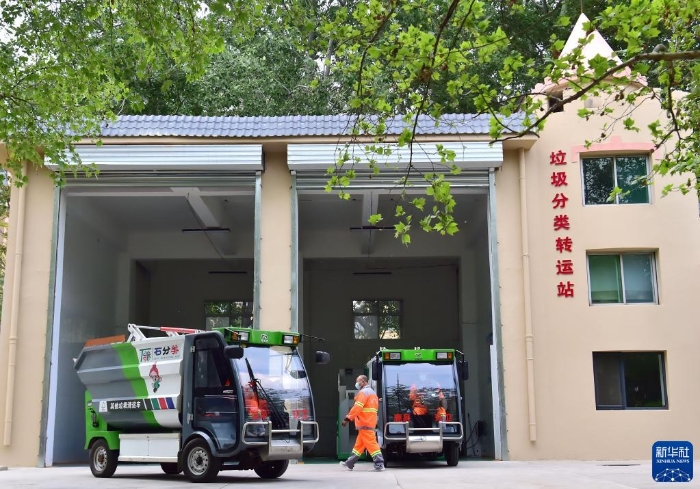 工作人員在河北省石家莊市鹿泉區(qū)鎮(zhèn)寧路上的一處垃圾分類轉(zhuǎn)運(yùn)站處理垃圾（2022年4月21日攝）。新華社記者 楊世堯 攝