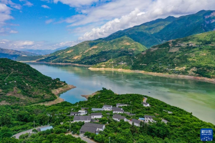 這是長(zhǎng)江巫山段曲尺鄉(xiāng)一帶景象（2022年5月19日攝，無(wú)人機(jī)照片）。新華社記者 王全超 攝