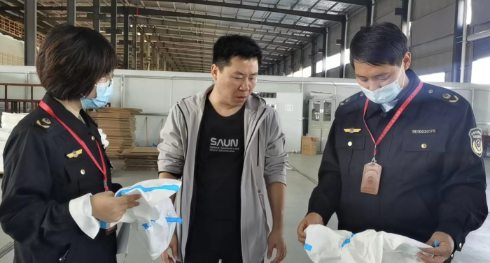圖片為10月16日，執(zhí)法人員在生產(chǎn)車間及原料庫進(jìn)行檢查。