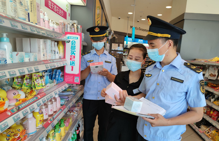 圖為該局執(zhí)法人員在一家化妝品專(zhuān)賣(mài)店檢查嬰幼兒化妝品質(zhì)量。