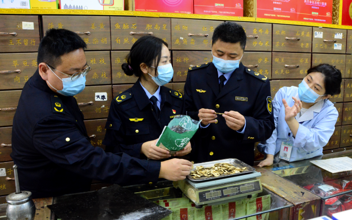 圖為該局珍溪鎮(zhèn)市場監(jiān)管所執(zhí)法人員在一家藥店檢查中藥飲片質(zhì)量。