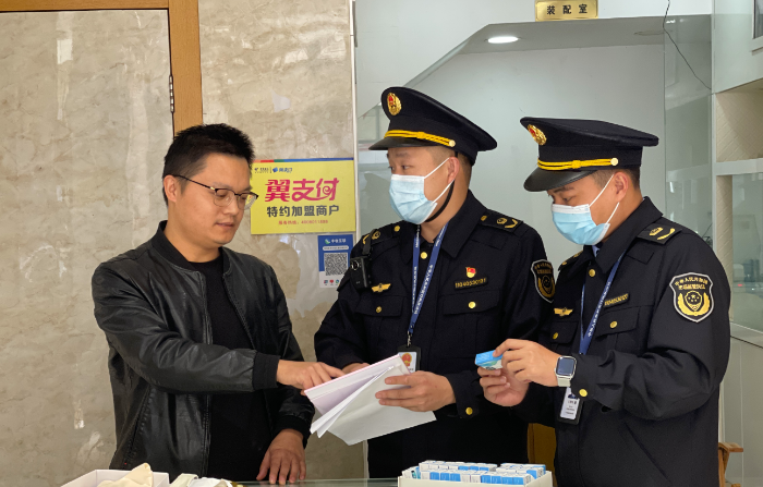 圖為該局執(zhí)法人員在一家企業(yè)檢查。
