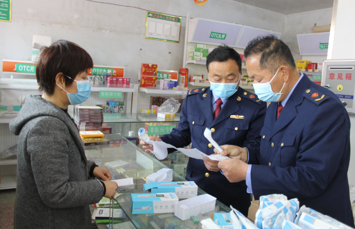 圖為該局執(zhí)法人員在一藥店檢查醫(yī)療器械質(zhì)量和進(jìn)貨渠道。