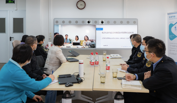 圖為第四分局檢查人員線上聽取第三方庫房企業(yè)的專題匯報(bào)。