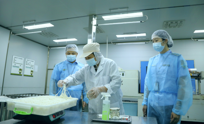 圖為該局工作人員在廣西三品王米粉生產基地對鮮濕米粉開展出廠檢驗取樣。