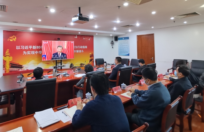 圖為北京市藥品監(jiān)督管理局組織全體黨員干部集中觀看中國共產(chǎn)黨第二十次全國代表大會開幕會。(郭平川攝）