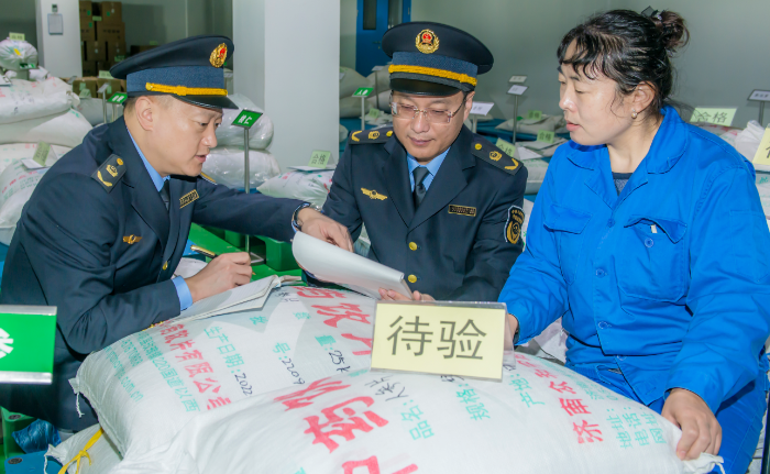 圖為第四分局執(zhí)法人員在一家企業(yè)中藥飲片倉庫原料檢驗(yàn)區(qū)進(jìn)行檢查。