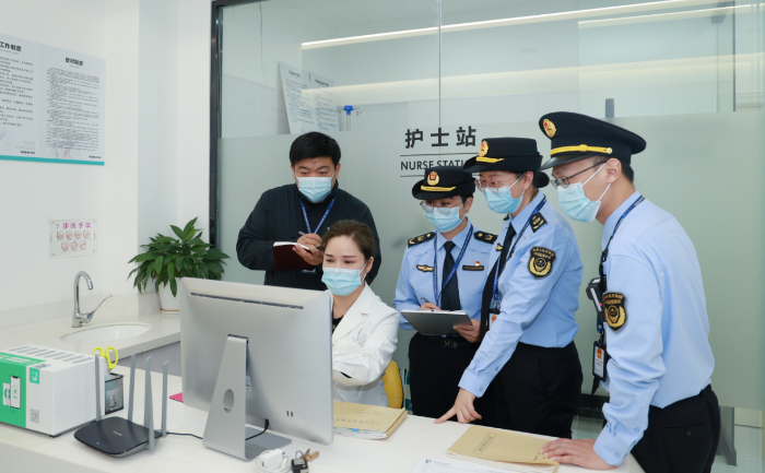 圖為11月1日，該局聯(lián)合縣委網(wǎng)信辦，對醫(yī)療美容單位利用網(wǎng)絡手段進行虛假宣傳、醫(yī)療器械維護等情況進行檢查。