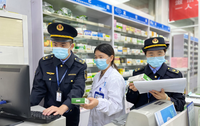 圖為該局執(zhí)法人員在一家藥店檢查經(jīng)銷的感冒藥。