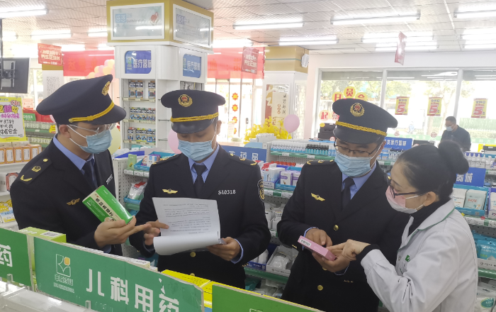 圖為蚌埠市市場(chǎng)監(jiān)管局執(zhí)法人員在一家藥店檢查。