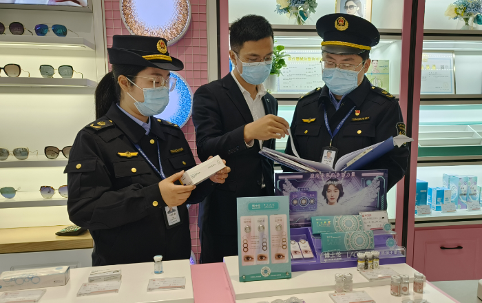 圖為該局執(zhí)法人員在一家眼鏡銷(xiāo)售店對(duì)裝飾性彩色隱形眼鏡經(jīng)營(yíng)情況進(jìn)行現(xiàn)場(chǎng)核查。