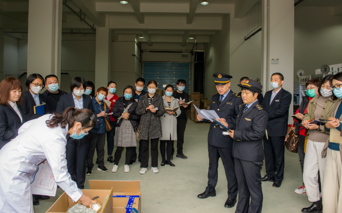 圖片為示范企業(yè)質量負責人詳細講解藥品質量管理建設情況并現(xiàn)場操作演示。