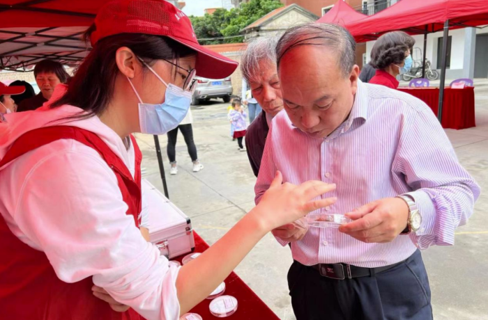 圖為廈門市食品藥品質(zhì)量檢驗研究院工作人員向群眾科普安全用藥相關(guān)知識。