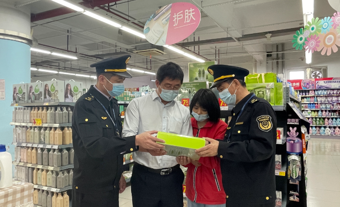 圖為該局監(jiān)管執(zhí)法人員在一家大中型商超檢查在售化妝品。