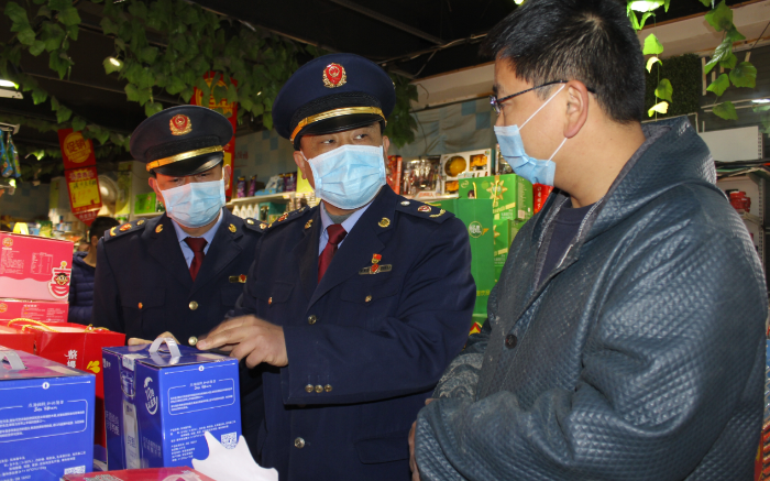 圖為該局執(zhí)法人員在一家商場檢查食品安全企業(yè)主體責(zé)任落實(shí)情況。