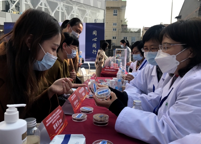 圖為安全用藥月公益服務(wù)活動現(xiàn)場。