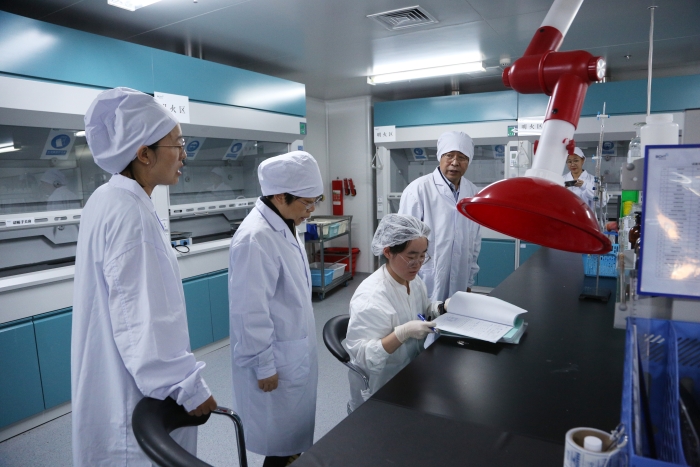 圖1為吉林省藥監(jiān)局幫扶指導(dǎo)企業(yè)建立完善質(zhì)量管理體系。（葉陽(yáng)歡攝）