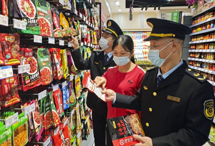 圖為11月17日，該縣食品安全包保干部深入當地超市開展現場檢查。
