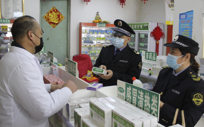 圖為該局執(zhí)法人員在一家藥店檢查“四類(lèi)藥品”銷(xiāo)售實(shí)名制登記情況。