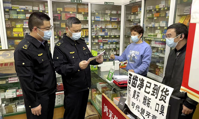 圖為該局清溪鎮(zhèn)市場監(jiān)管所執(zhí)法人員在一家藥店檢查藥品進貨來源。