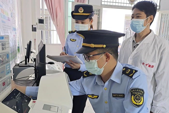 圖為11月21日，該局執(zhí)法人員在一家鄉(xiāng)鎮(zhèn)村衛(wèi)生服務(wù)中心檢查血壓計。