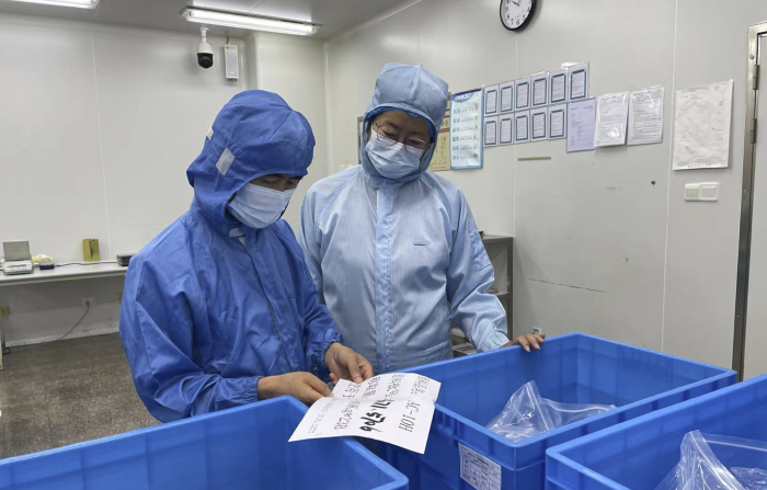 圖為第二分局執(zhí)法人員在一家化妝品生產(chǎn)企業(yè)開展復(fù)查。