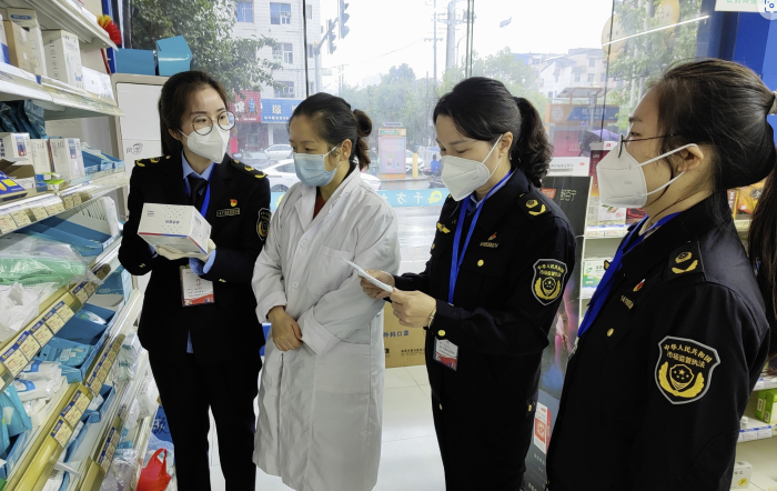圖為11月22日，該局執(zhí)法人員在一家零售藥店檢查醫(yī)用手套。