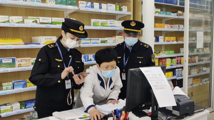 圖為該局執(zhí)法人員在一家零售藥店對購買“四類藥品”信息登記上報情況進行現(xiàn)場核查。