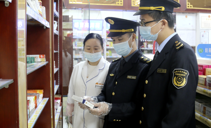 圖為該局執(zhí)法人員在一家藥店檢查疫情防控藥品。