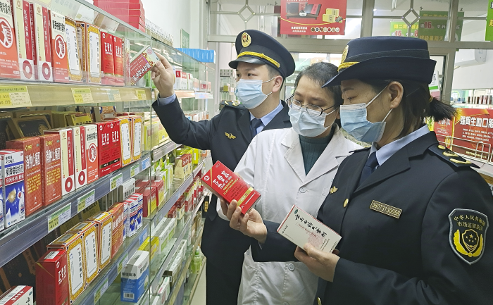 圖為11月23日，該局執(zhí)法人員在一藥店檢查。