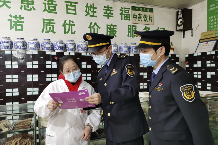 圖為11月28日，泰和縣市場(chǎng)監(jiān)管局沙村分局工作人員在一家藥店開(kāi)展宣傳活動(dòng)。