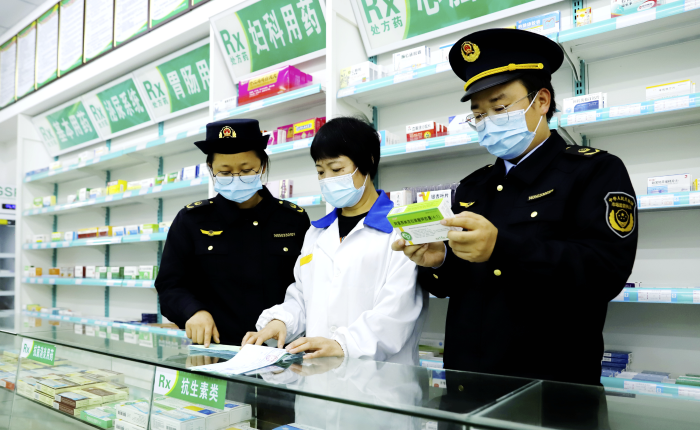 圖為11月29日，該局執(zhí)法人員在一家藥店檢查藥品的進(jìn)貨查驗(yàn)記錄。