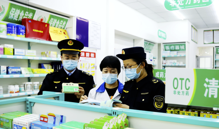 圖為12月1日，該局執(zhí)法人員在一家藥店檢查銷售“四類藥品”實名登記情況。
