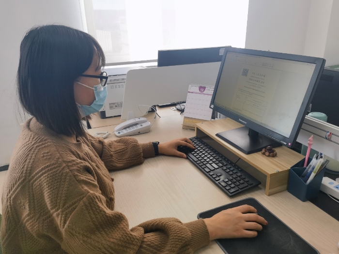 圖為電子證明下發(fā)后，企業(yè)人員下載查看證明。