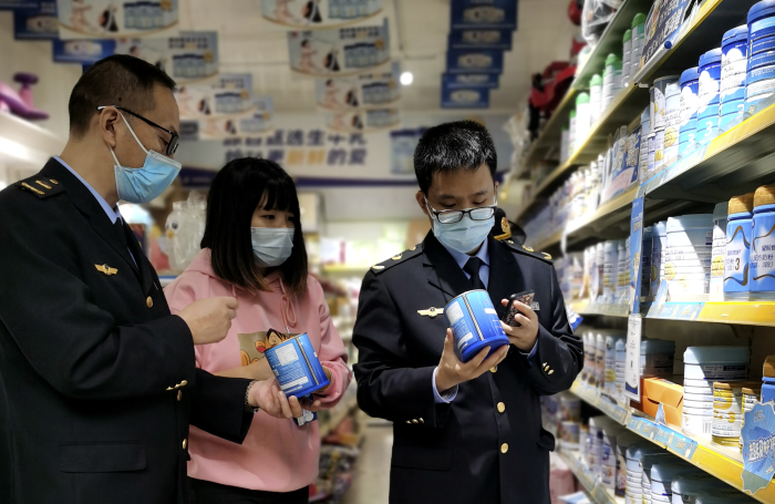 圖為該局焦石鎮(zhèn)市場監(jiān)管所執(zhí)法人員在一家母嬰食品專項(xiàng)店檢查食品保質(zhì)期。