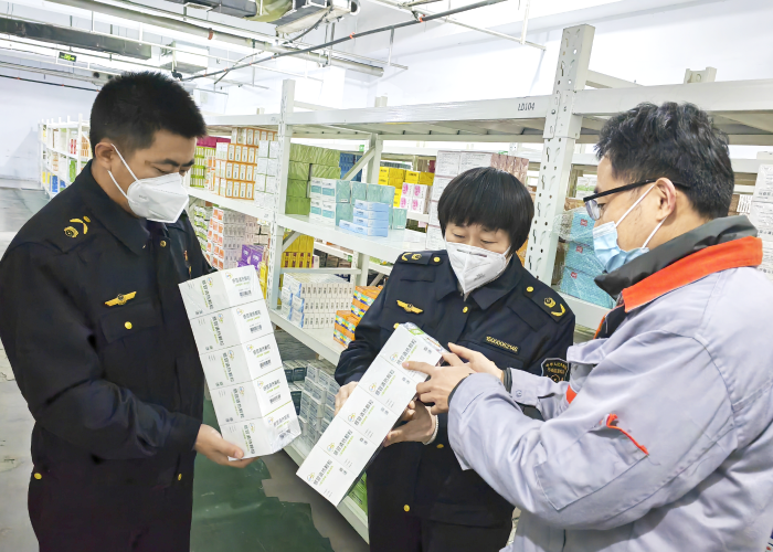 圖為第五分局執(zhí)法人員正在檢查新冠治療用藥品。