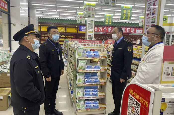 圖為滁州市市場(chǎng)監(jiān)管局執(zhí)法人員在一家藥店檢查防疫藥品供應(yīng)情況。