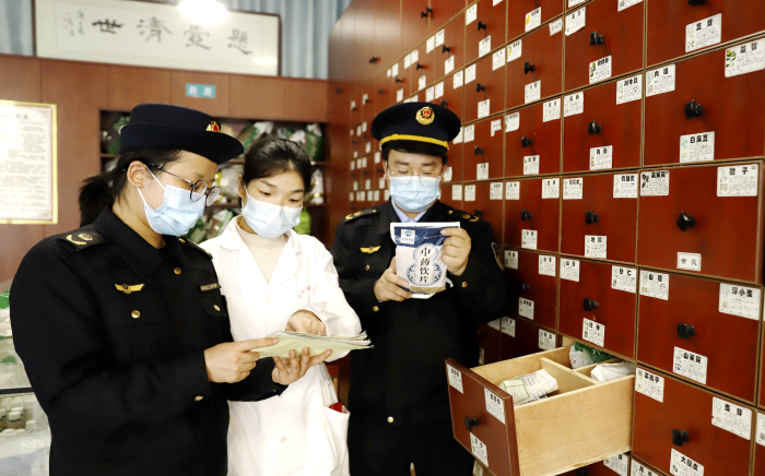 圖為12月12日，該局執(zhí)法人員在一家零售藥店檢查中藥飲片質(zhì)量。