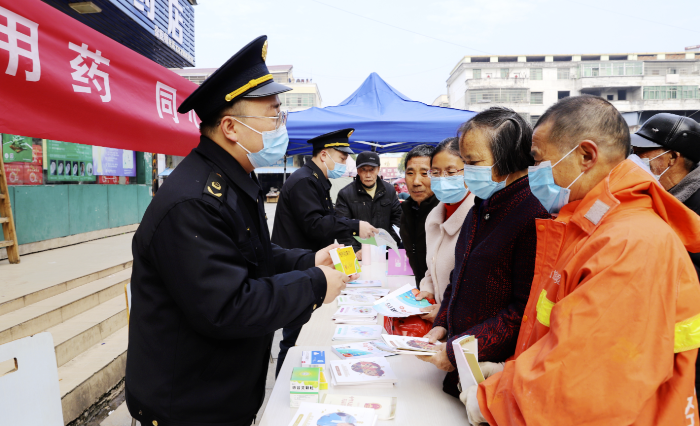 圖為12月13日，該局工作人員在羅坊鎮(zhèn)集鎮(zhèn)向群眾講解安全用藥知識(shí)。