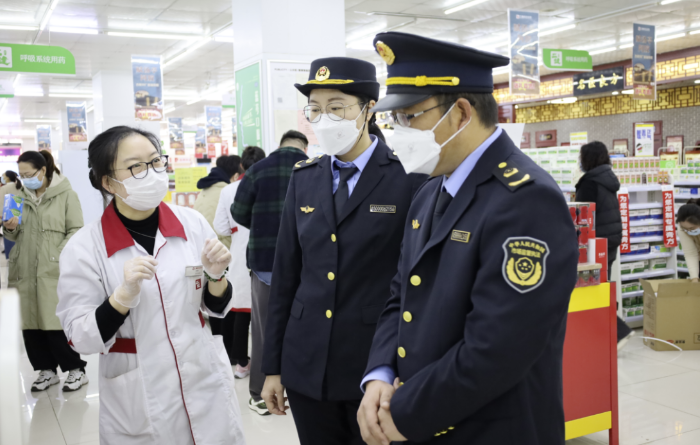 圖為第四分局執(zhí)法人員在一家藥店檢查疫情防控藥品。