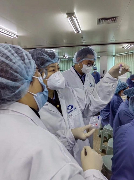 圖：北京市藥監(jiān)人員在抗原試劑企業(yè)進行檢查。