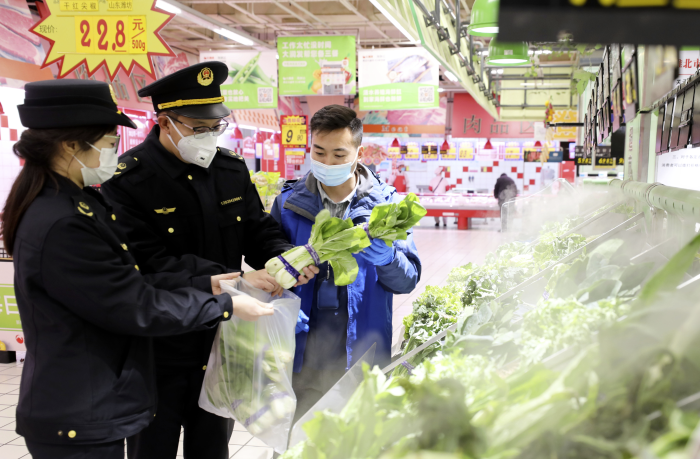 圖為該局工作人員在一家商場(chǎng)利用快檢設(shè)備對(duì)食品樣品進(jìn)行現(xiàn)場(chǎng)檢測(cè)。